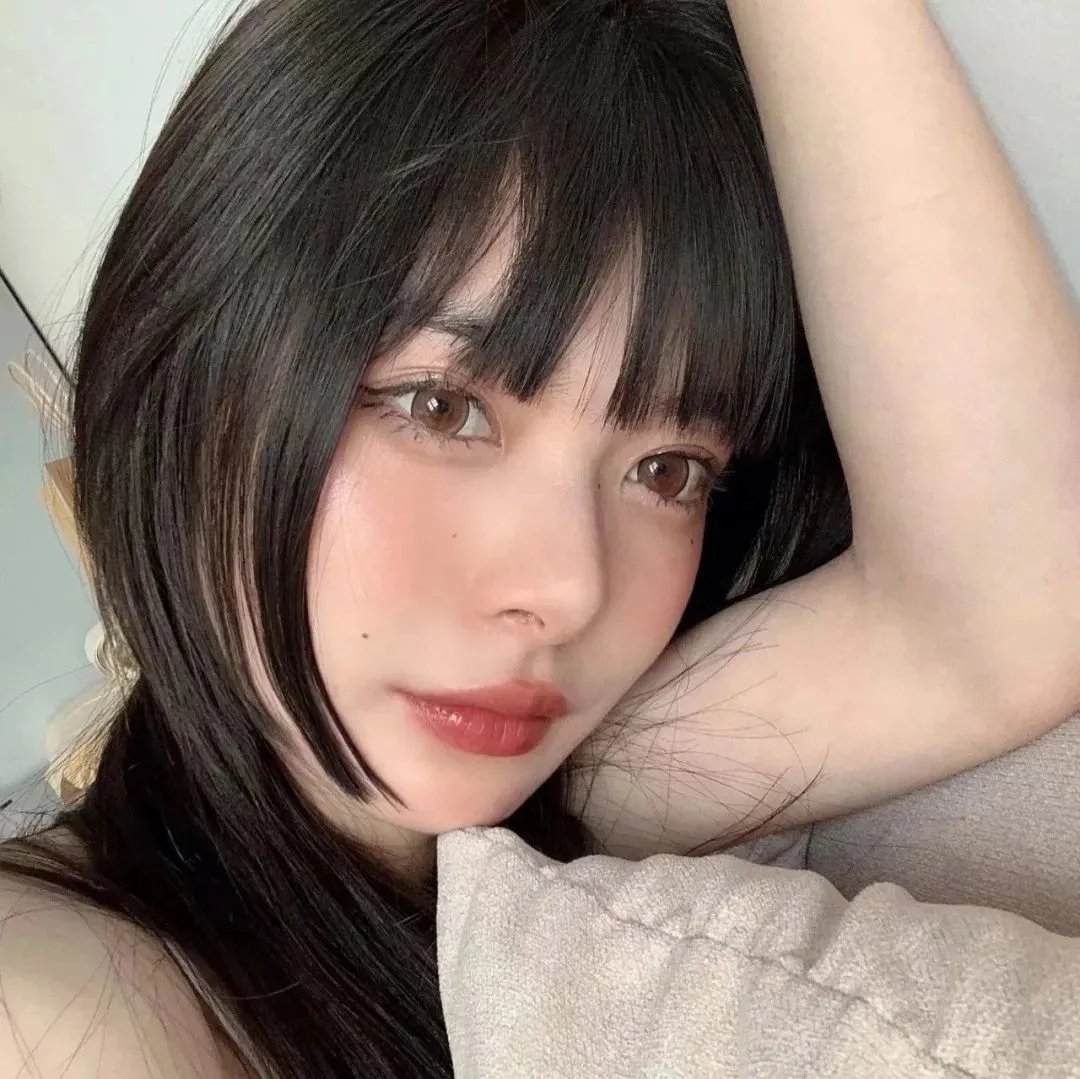 随盲柳入眠的女人